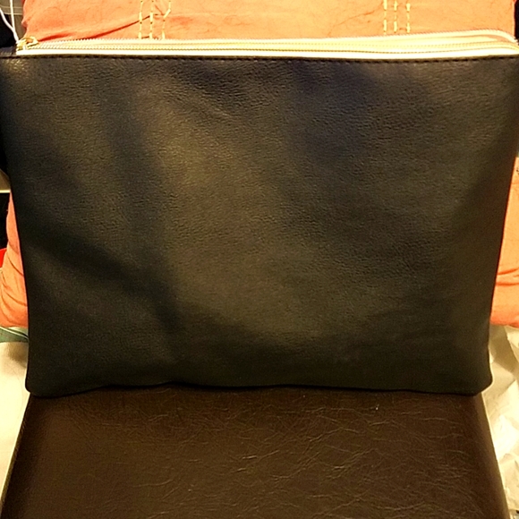 Super cute makeup/toiletry bag that says Best Sister Ever on the front of it. - Picture 2 of 4